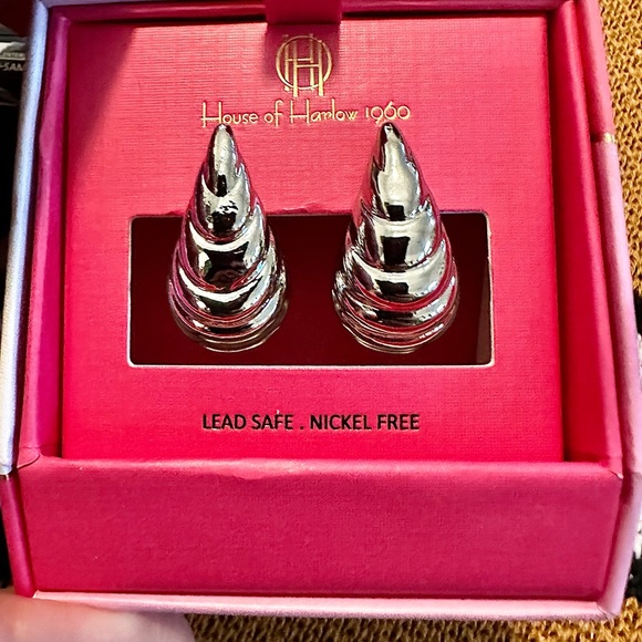 How’s the Harlow buy1 get 1 free. Price is firm. New in box. - Picture 3 of 3